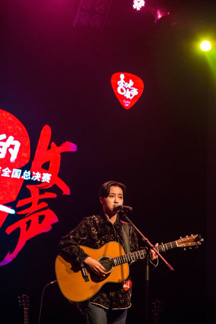 第四届“球信网吉他女声弹唱大赛”总冠军出炉<br />温格夺冠，董冬冬担任评委